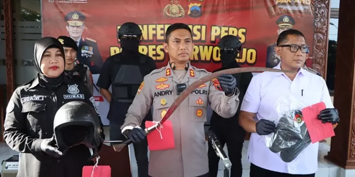 Kapolres Purworejo, AKBP Andry Agustiano, S.I.K., M.Si menunjukkan senjata tajam jenis celurit yang digunakan pelaku saat melancarkan aksinya.