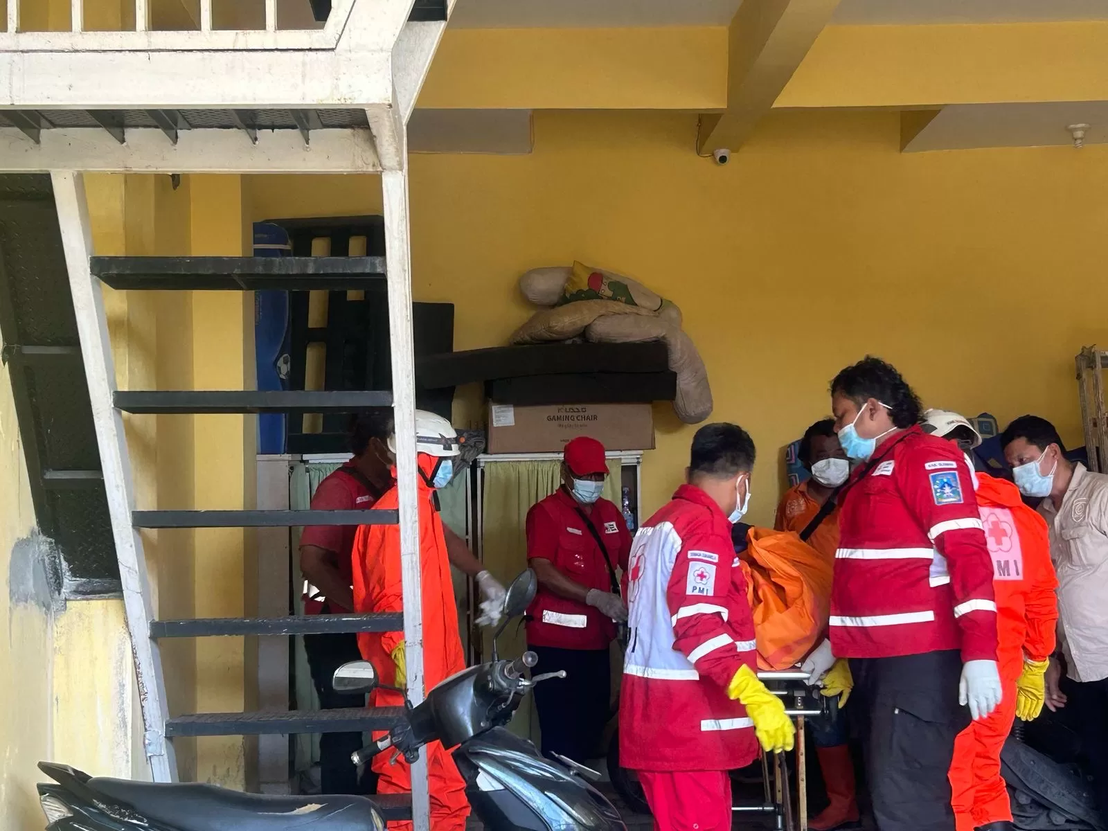 Proses evakuasi jenazah dari kost (ist)