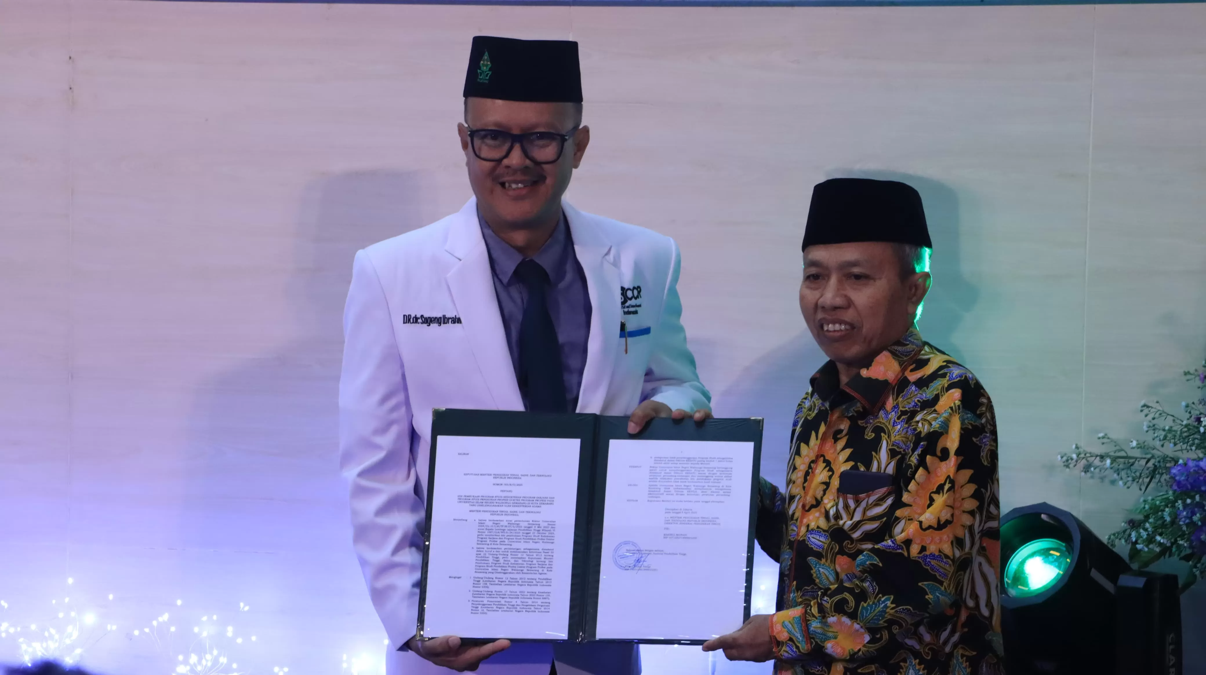 Rektor (kanan) saat menunjukkan SK Prodi FK di peresmian.