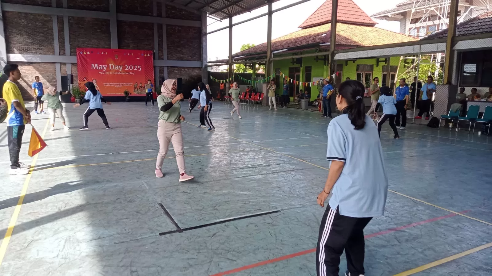 Pekerja ikuti lomba gobag sodor (Ist)