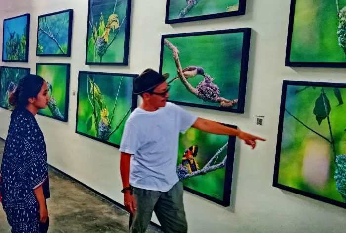 Suwarno Wisetrotomo sedang menikmati foto burung hasil jepretan Anang  Batas. (Judiman)