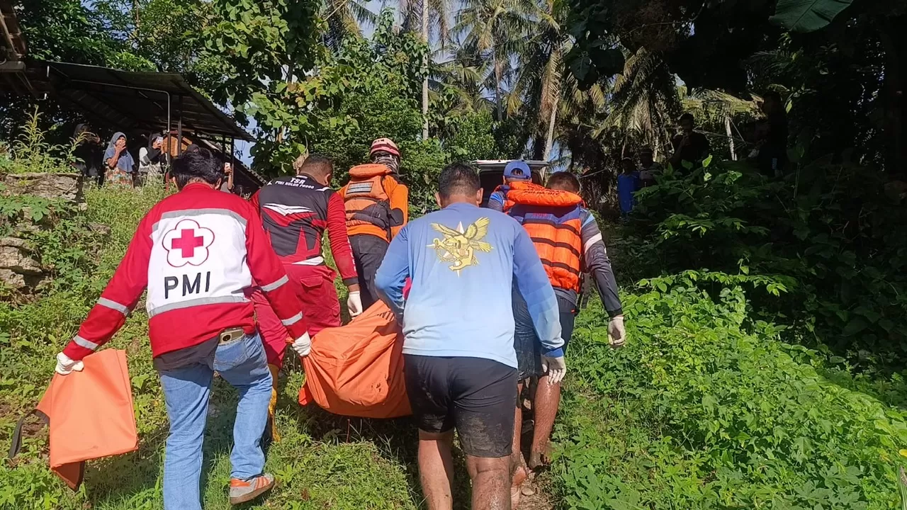 Evakuasi korban yang tenggelan di sungai Progo (Ist)