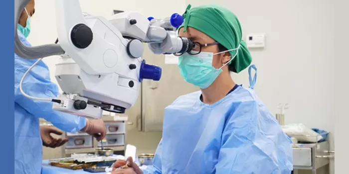 Dokter spesialis mata RS Mata Dr Yap saat mengoperasi mata pasien. 