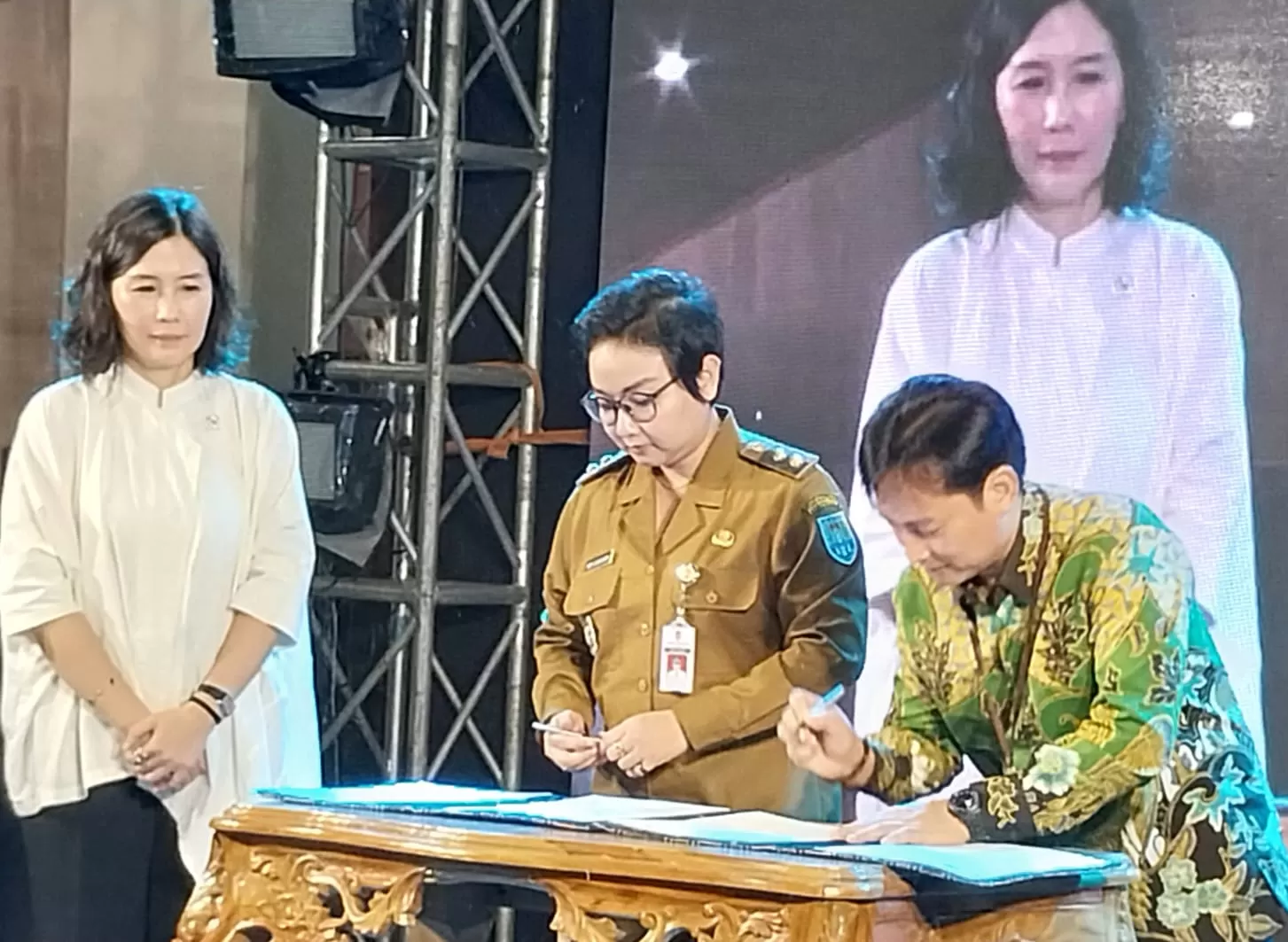 Wamen PPPA Veronica Tan menyaksikan penanda tangan kerja sama pemberian akses modal kepada pelaku UMKM perempuan Cilacap (R Maksum Noor)