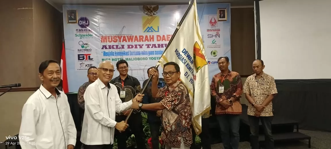 Danar Windujati menerima bendera dari Ketua DPP AKLI usai terpilih sebagai Ketua DPD AKLI DIY 2025-2030  (Ardhi Wahdan)
