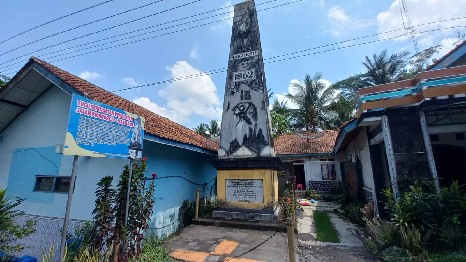 KR-Hendri Utomo  Keterangan: Tugu Peringatan Pembuatan Jalan Purworejo-Magelang di Desa Bener, Kecamatan Bener, Kabupaten Purworejo. 