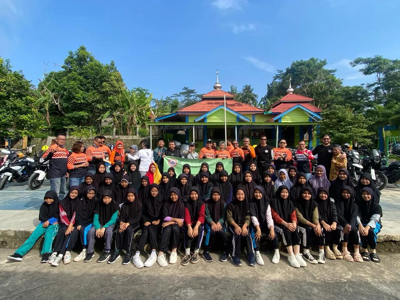  Foto bersama di sela Baksos IDI DIY di Ponpes wilayah Gunungkidul    (Istimewa)