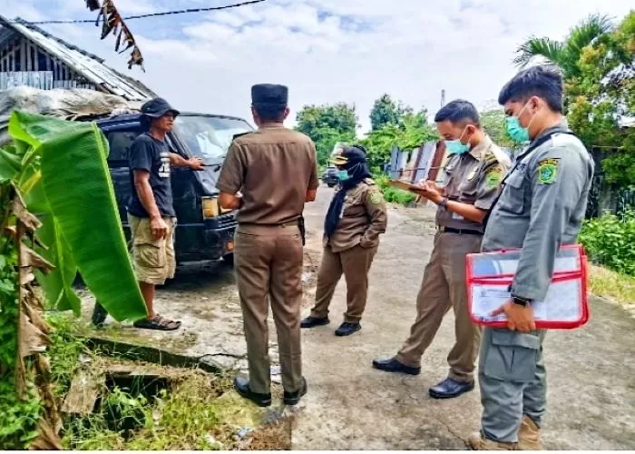  Petugas Satpol PP mendatangi pengelola sampah tak berizin di Grojogan Banguntapan. (Judiman)