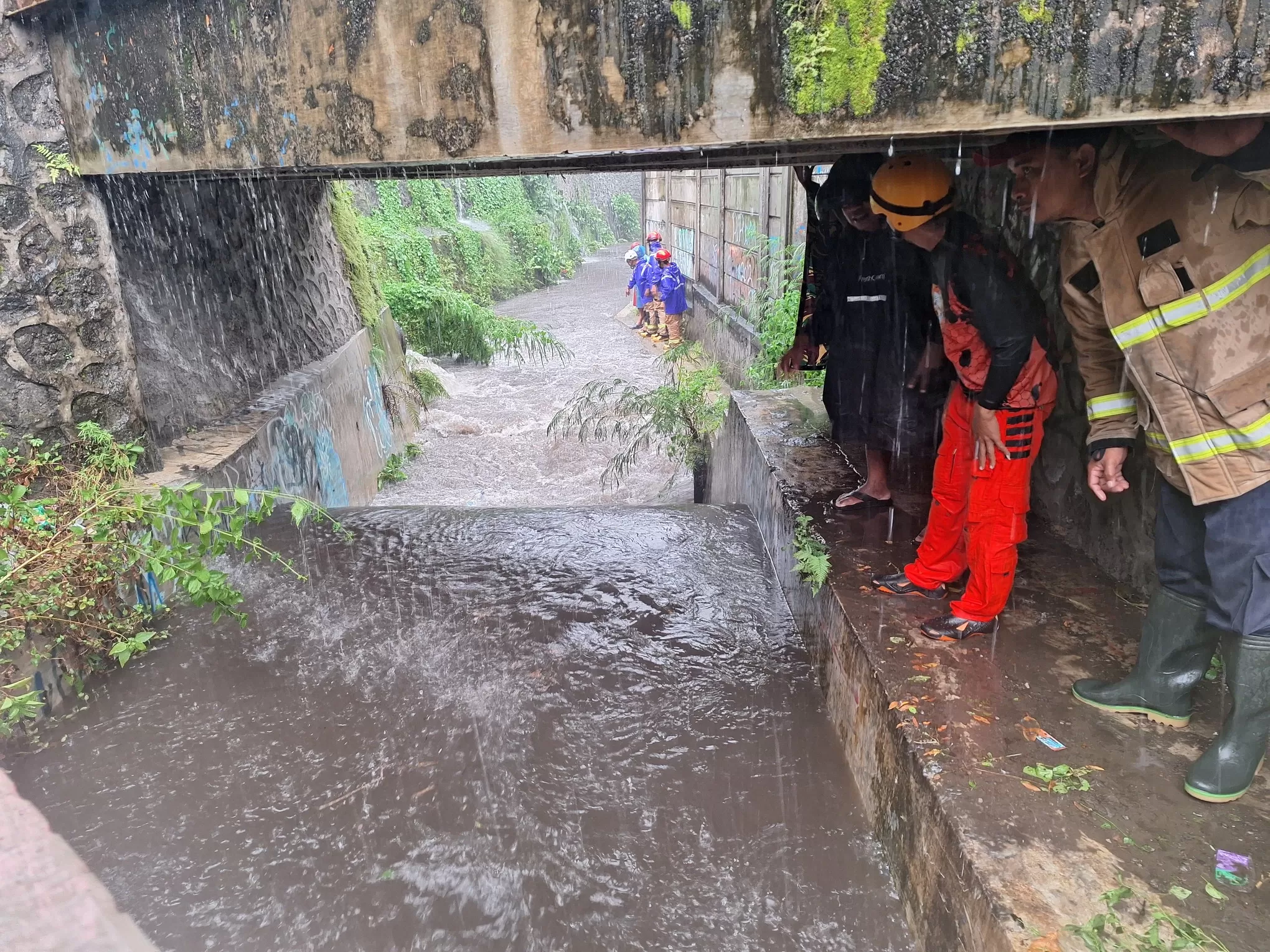 Pencarian korban di selokan Bantul, korban akhirnya ditemukan meninggal dunia. (Dok Basarnas Yogyakarta)