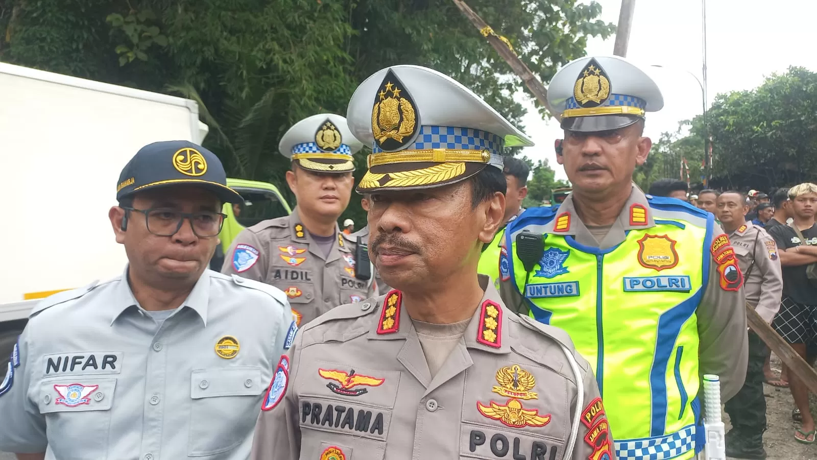 Dirlantas Polda Jawa Tengah, Kombes Pol M. Pratama Adhyasasta saat meninjau langsung lokasi kecelakaan maut di Jalan Purworejo&ndash;Magelang, Desa Kalijambe, Kecamatan Bener, Kabupaten Purworejo. (Hendri Utomo)