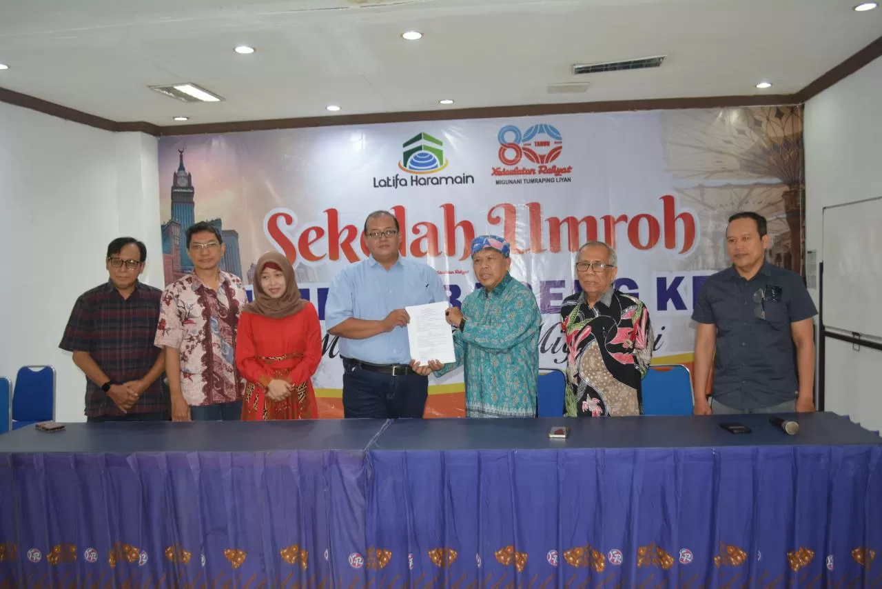  Seusai penandatangan MoU Sekolah Umrah Bareng KR antara Latifa Haramain dan PT BP KR dilakukan foto bersama  (Abrar)