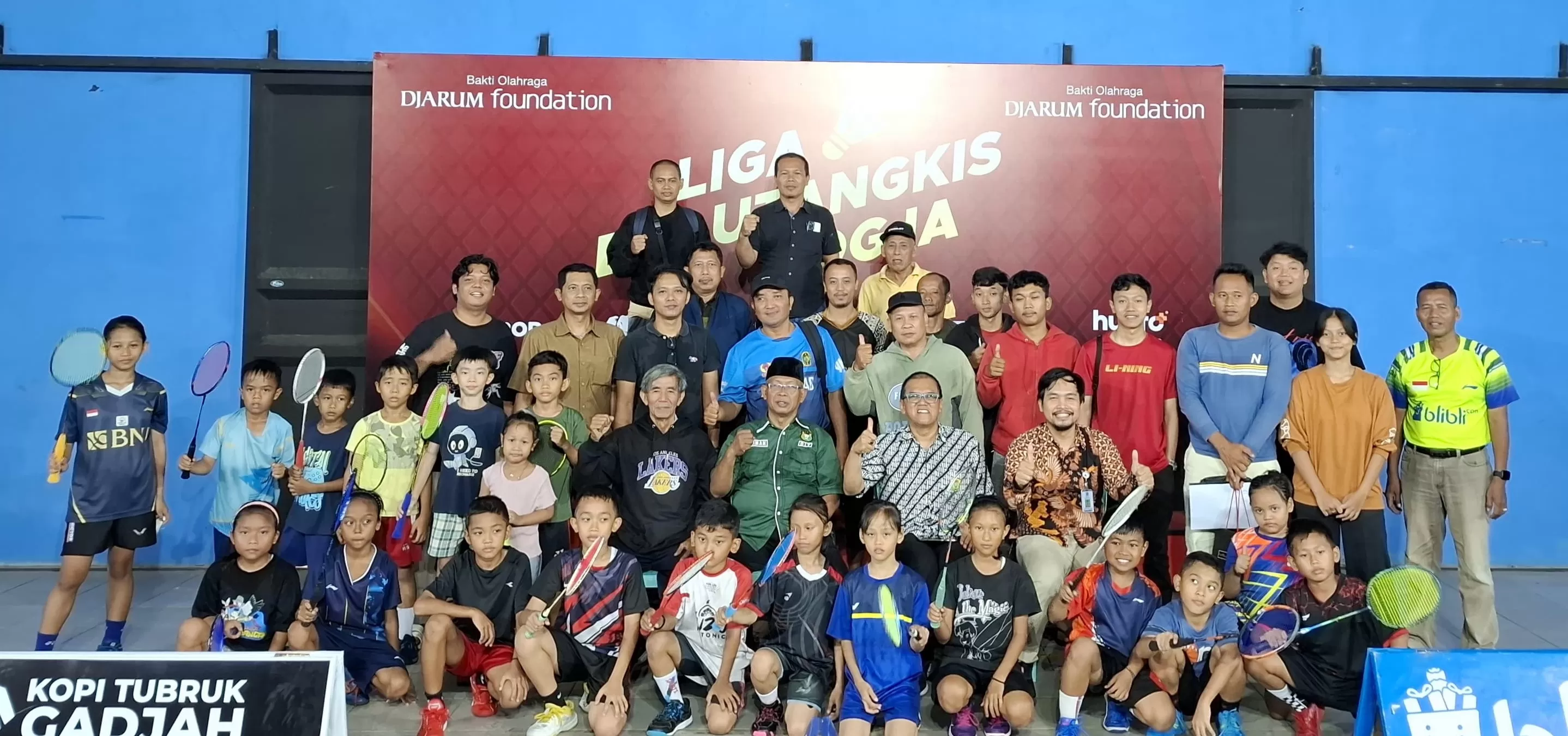 KR-Istimewa Sekum Pengda PBSI DIY (baju hijau), Ketua Liga bulutangkis Jogja, Lurah Donokerto , panitia dan peserta liga foto bersama seusai pembukaan 