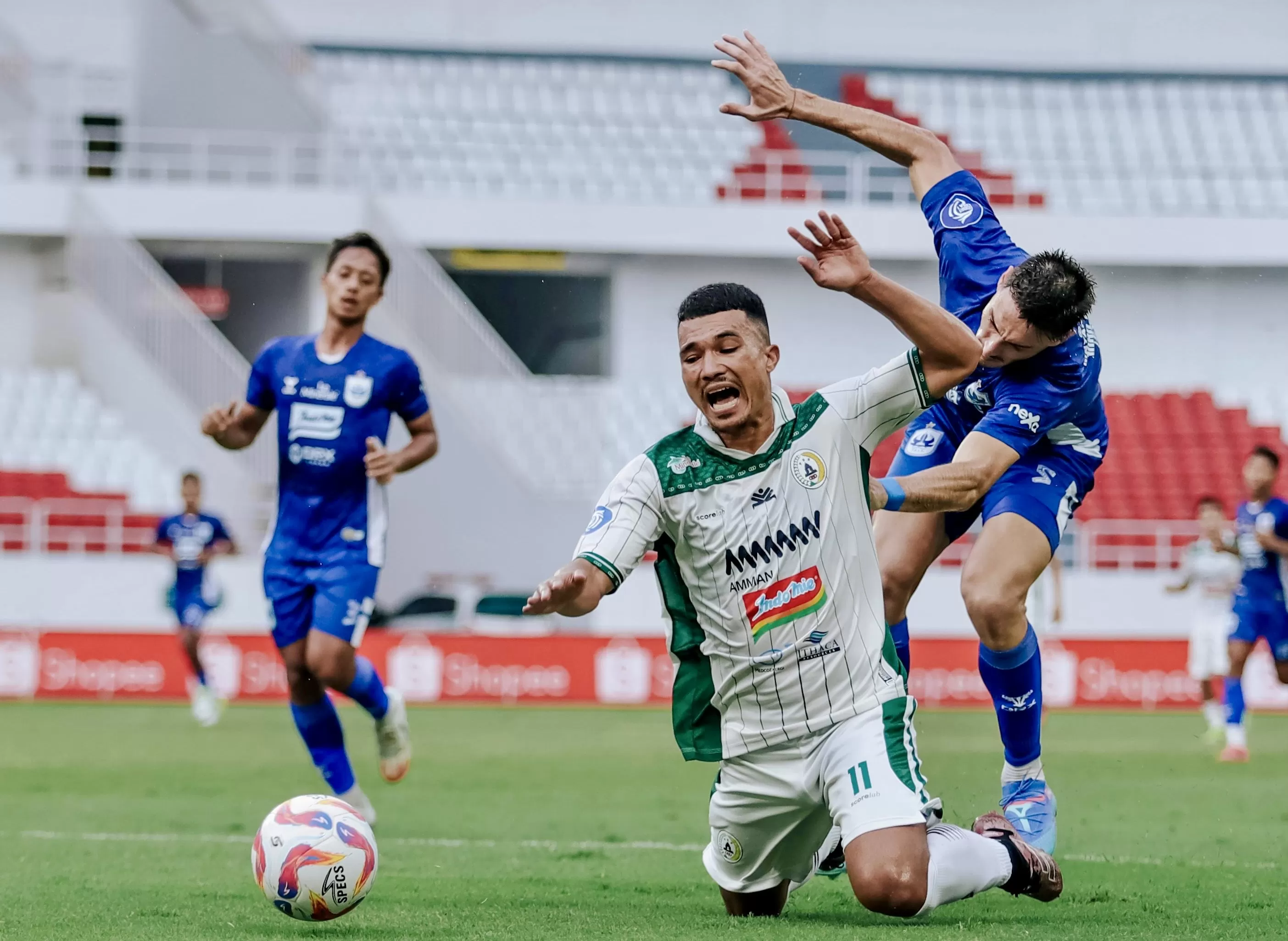 Penyerang PSS Gustavo Tocantins dijatuhkan pemain PSIS (Ist)