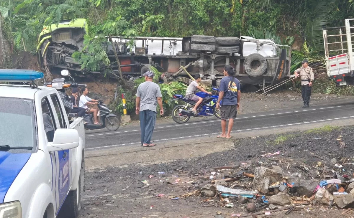 Tronton dengan Nomor Polisi L 8856 UUA yang mengalami kecelakaan tunggal di Kalijambe.   (istimewa)