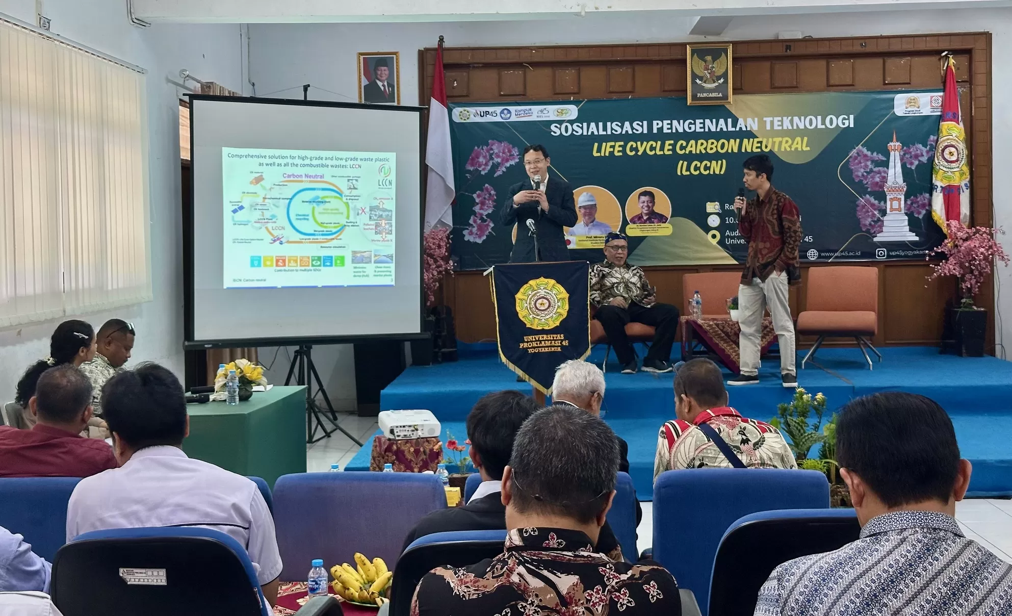 Prof Minoru Fujii saat memberikan pemaparan LCCN di UP 45 (Harminanto)