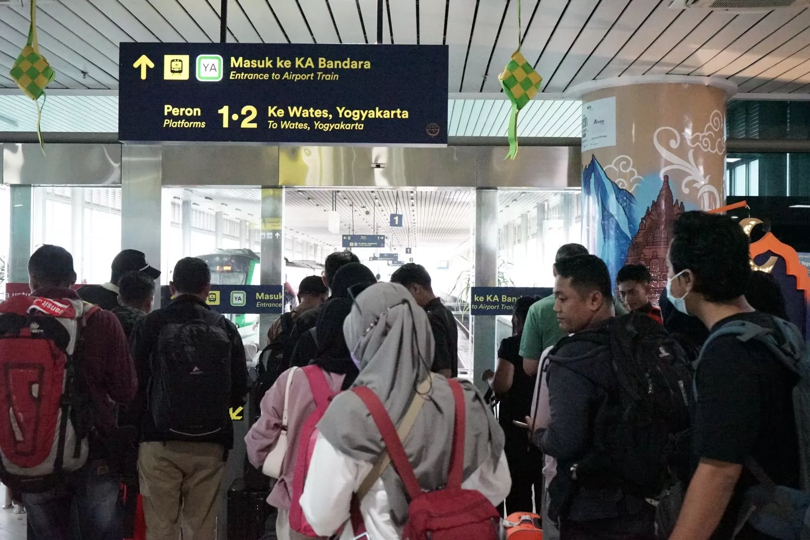 Suasana penumpang Ka Bandara YIA 
