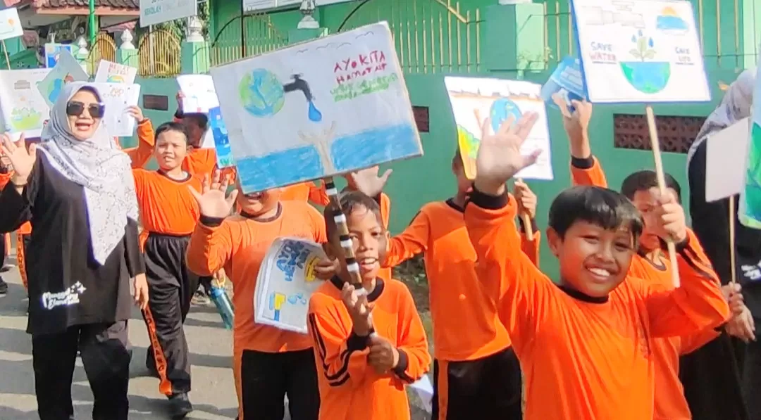 Siswa SD Monggang mengikuti pawai keliling mengkampanyekan pentingnya peduli lingkungan. (Ist)