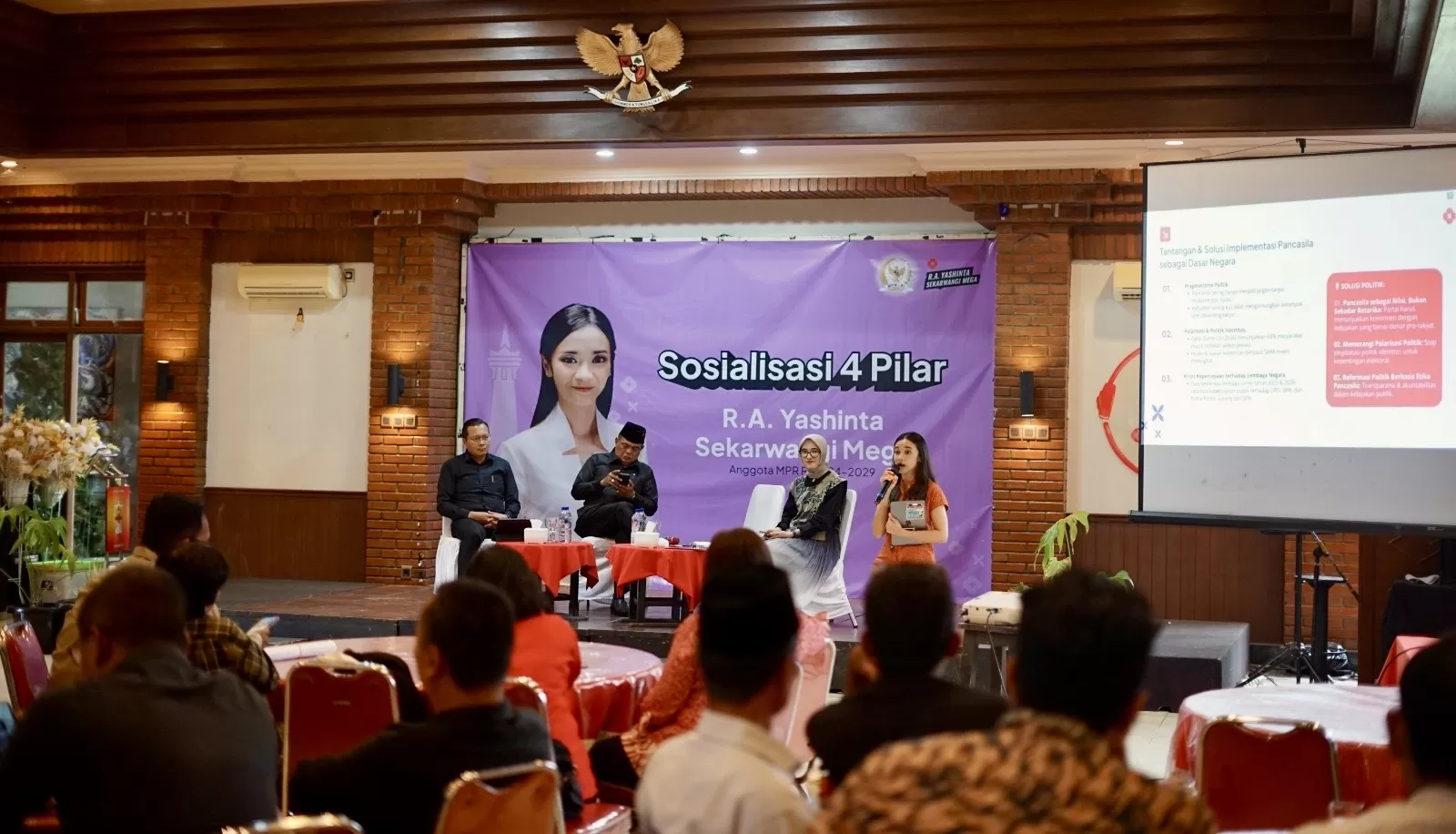 Mbak Yashinta saat bertemu masyarakat sosialisasikan empat pilar (Ist)