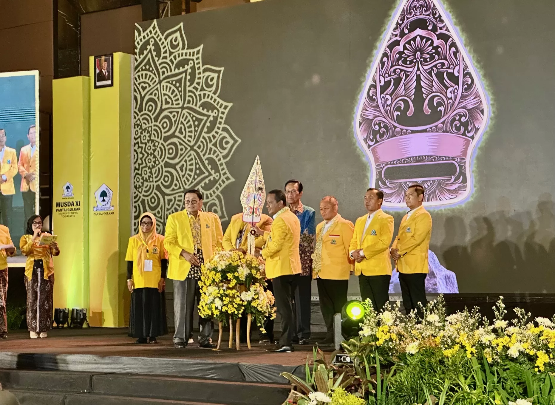 Bahlil Lahadalia bersama Sultan membuka Musda XI Golkar DIY (Harminanto)