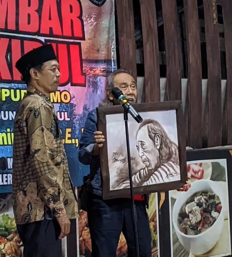 Musisi Sawung Jabo menerima lukisan karya Tri Joko Purnomo (Ist)