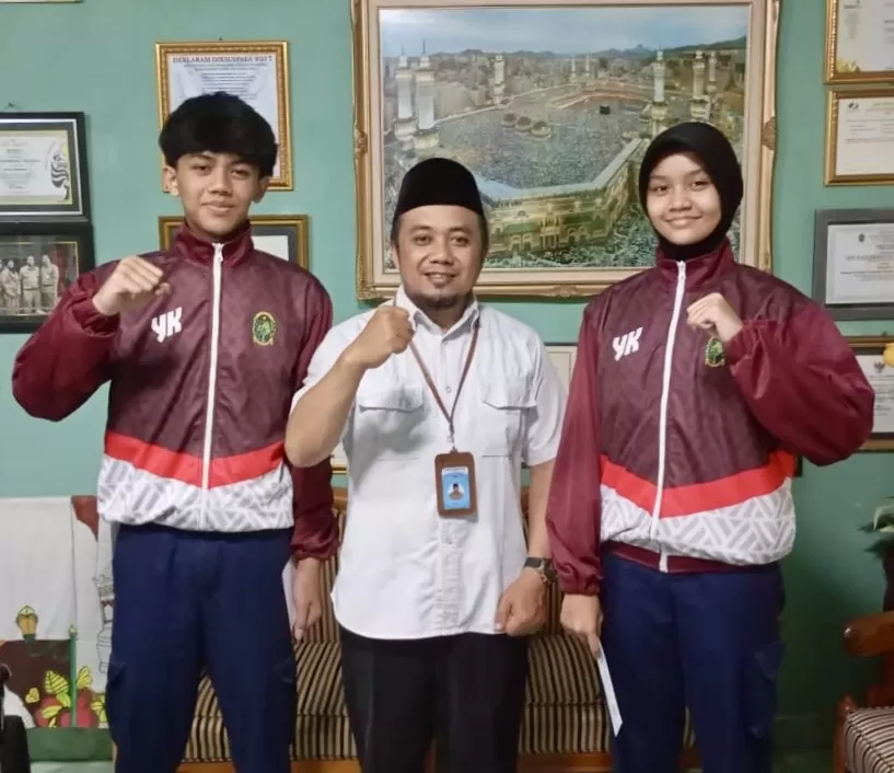 Kepala SMP Muhi bersama dua siswa yang bertanding dalam Popda DIY 2025 