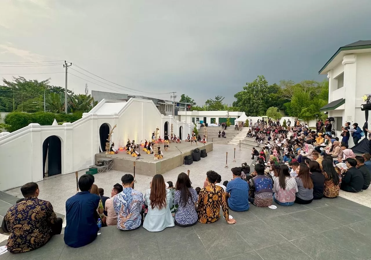   Suasana pertunjukkan sore hari di TBEG   ((Harminanto))