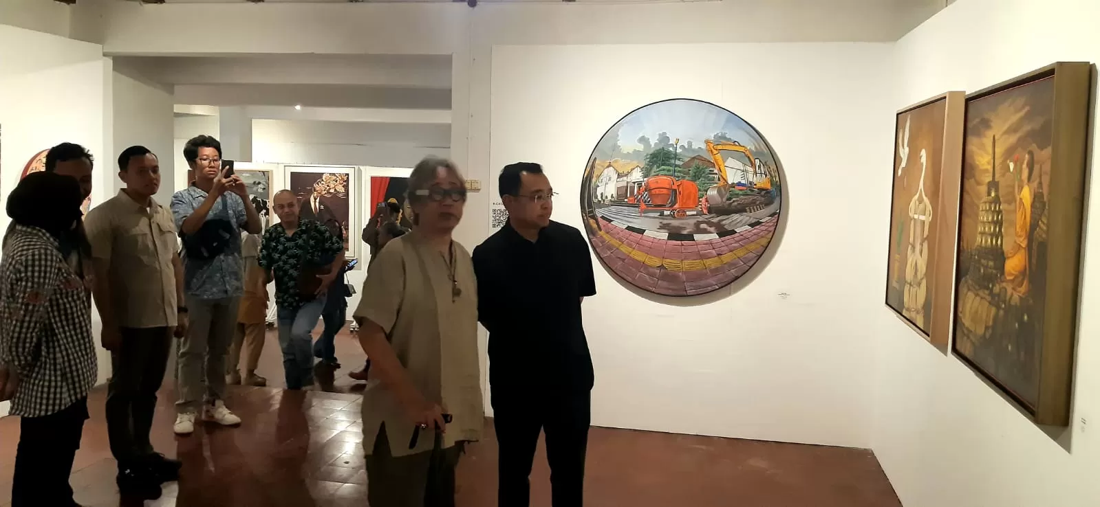 Foto Khocil Birawa Kapolda DIY Irjen Pol Anggoro Sukartono SIK didampingi Butet Kartaredjasa dan sejumlah seniman melihat pameran lukisan 'Gemah Ripah II'