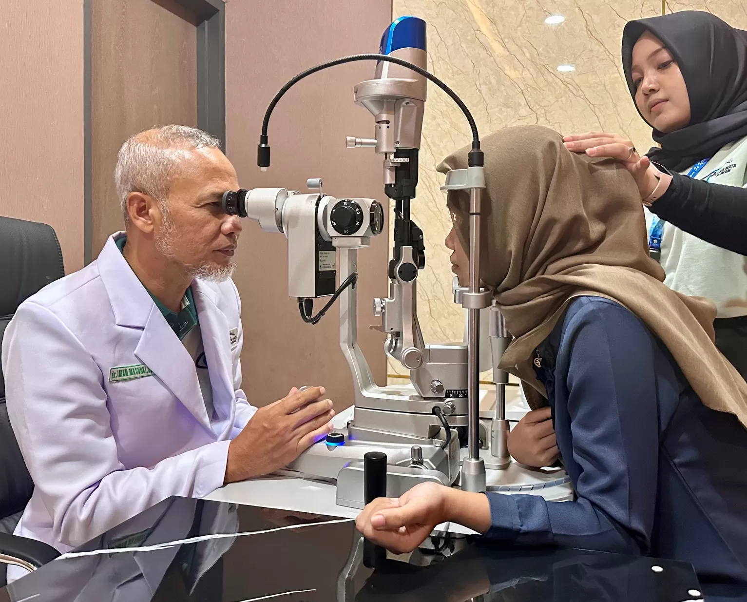 dr Imam Masduki saat memeriksa mata pasien (Harminanto) 