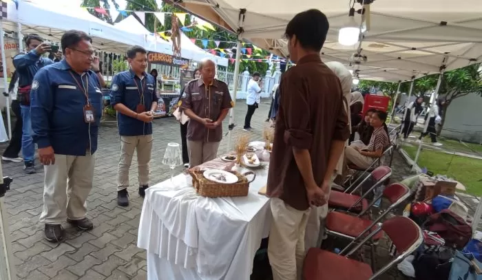 Asisten Administrasi Umum Setda Kulonprogo (kanan) membuka Festival Kuliner &lsquo;Wonderroots&rsquo;  (Widiastuti)