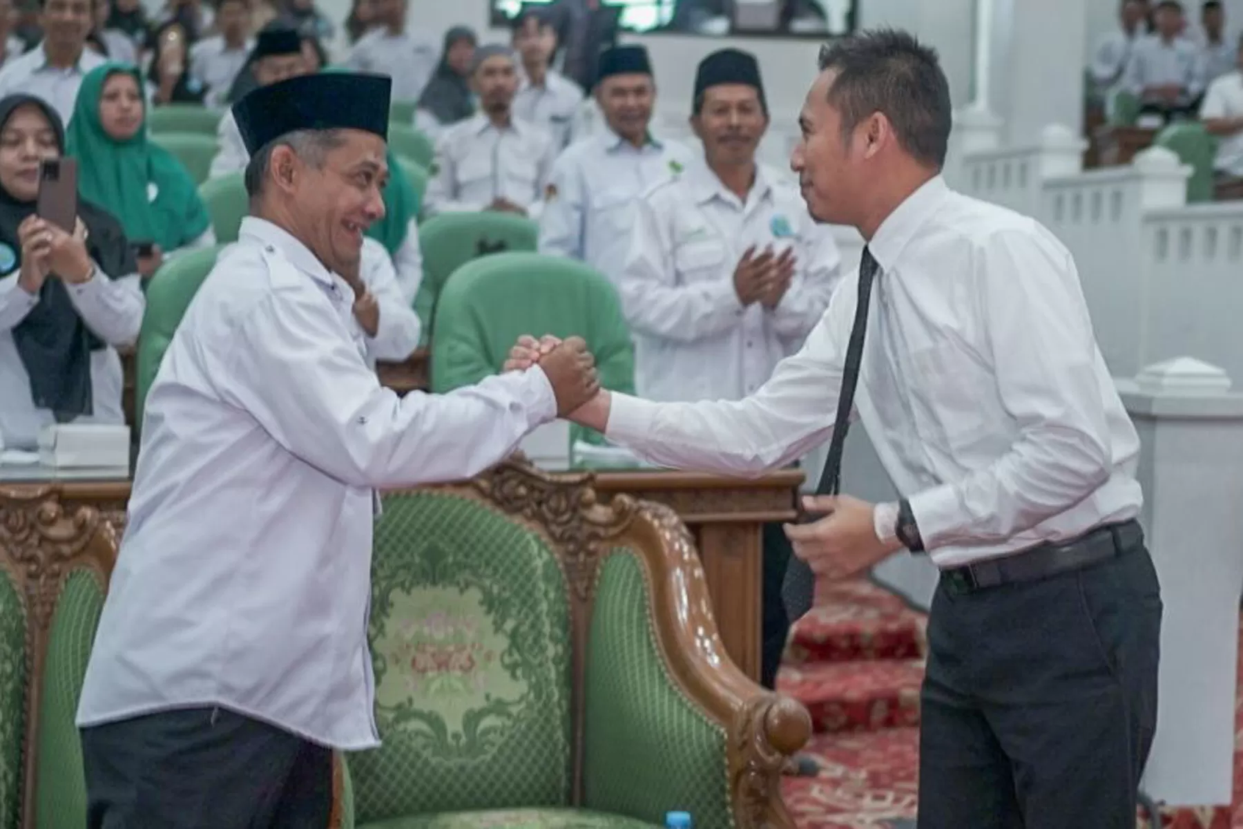 Motivator muda Syafii Efendi saat penyerahan piagam pada jajaran Kemenag Temanggung  (Ist)