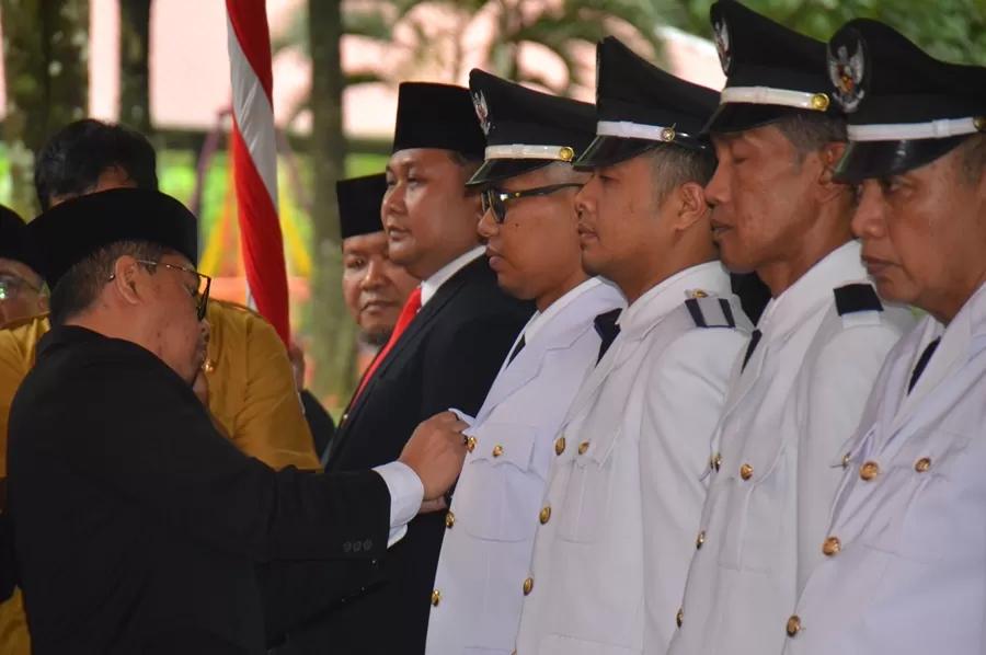 Walikota Magelang saat memimpin acara pelantikan dan pengambilan sumpah di komplek Taman Wisata Kiai Langgeng Kota Magelang, Senin. (Thoha)