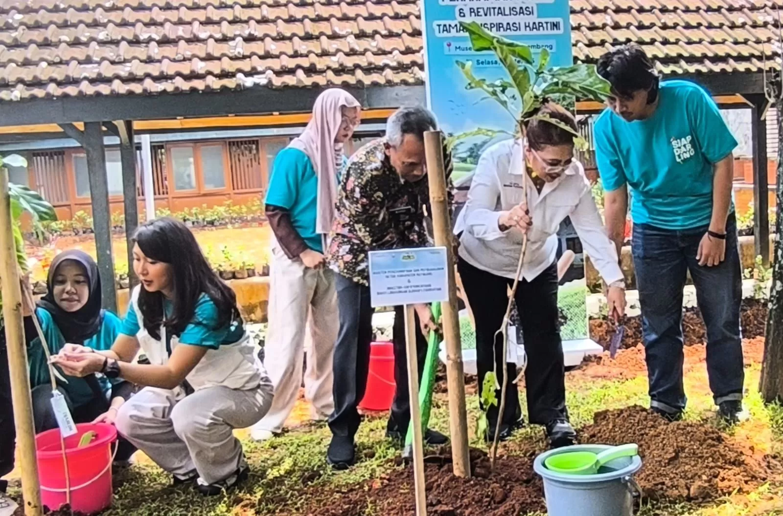 Mutiara Diah Asmara bersama Asisten Perekonomian dan Pembangunan Pemkab Rembang,  Mardi serta para mahasiswa, melakukan penanaman pohon (Muhammad Thoriq)