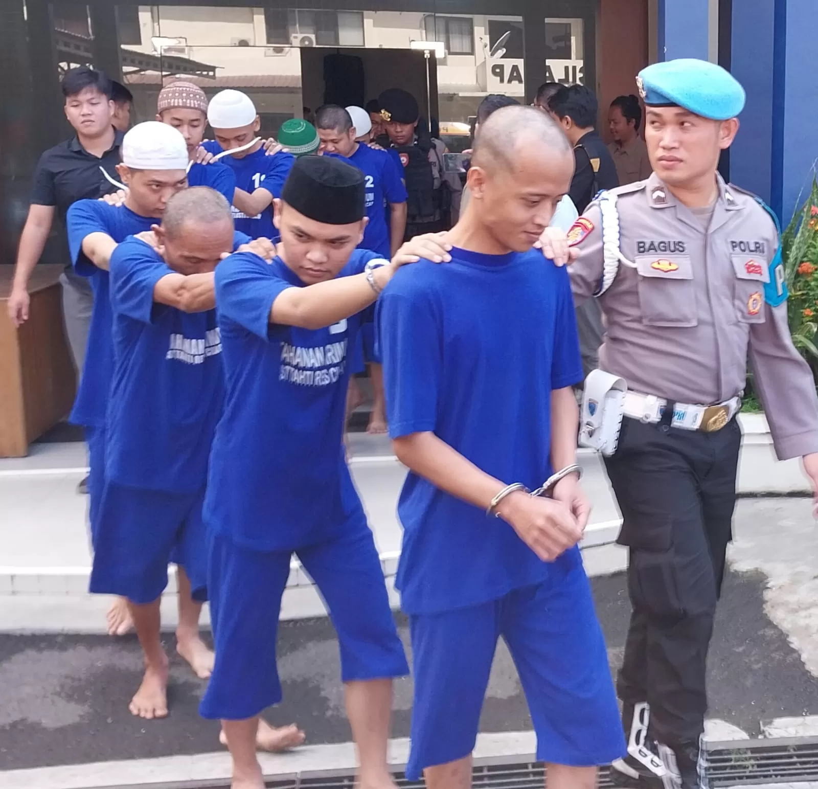 Photo: R Maksum Noor Para pelaku premanisme tengah digiring ke Maporesta Cilacap 