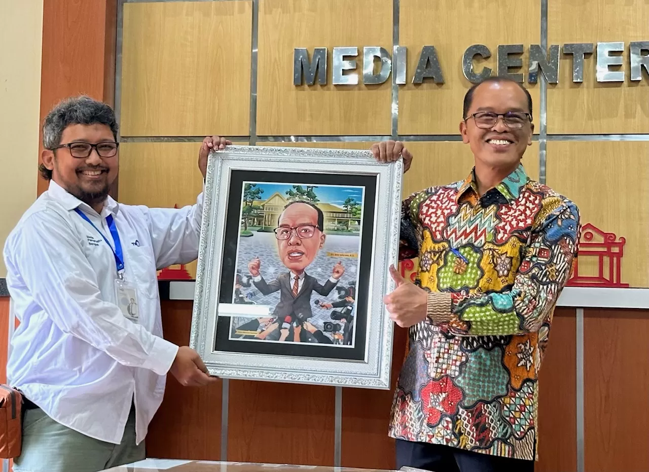 Sekda DIY Beny Suharsono terima kenang-kenangan dari media sebelum purna tugas (Harminanto)  