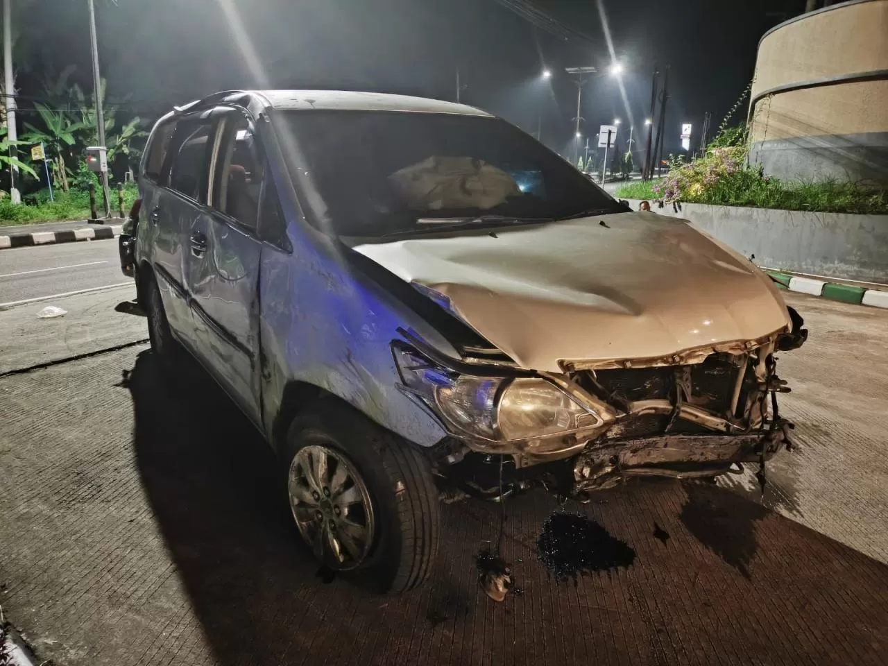 Kondisi mobil usai mengalami laka tunggal.  (istimewa)