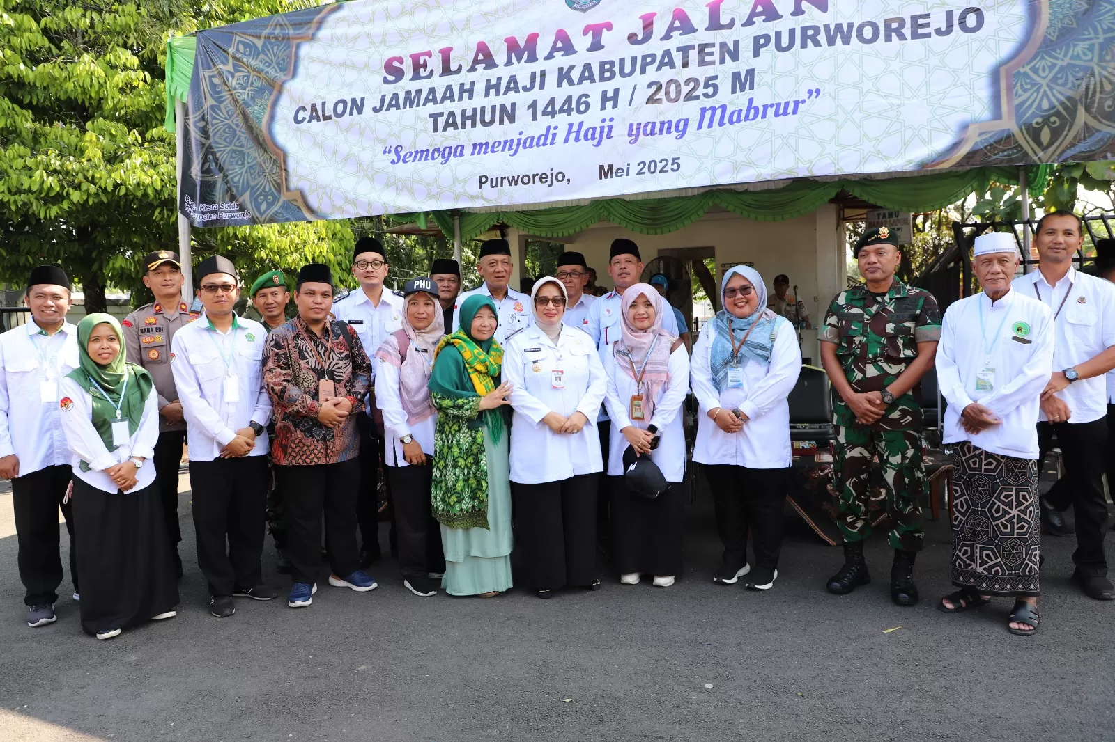 Calhaj Kabupaten Purworejo 2025 yang tergabung dalam Kloter 89 saat diberangkatkan dari Pendapa Kabupaten Purworejo. KR-Istimewa