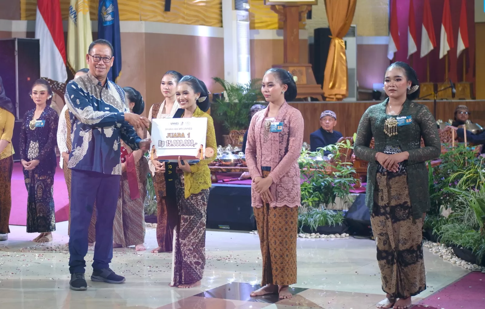 Rektor saat menyerahkan penghargaan kepada juara.