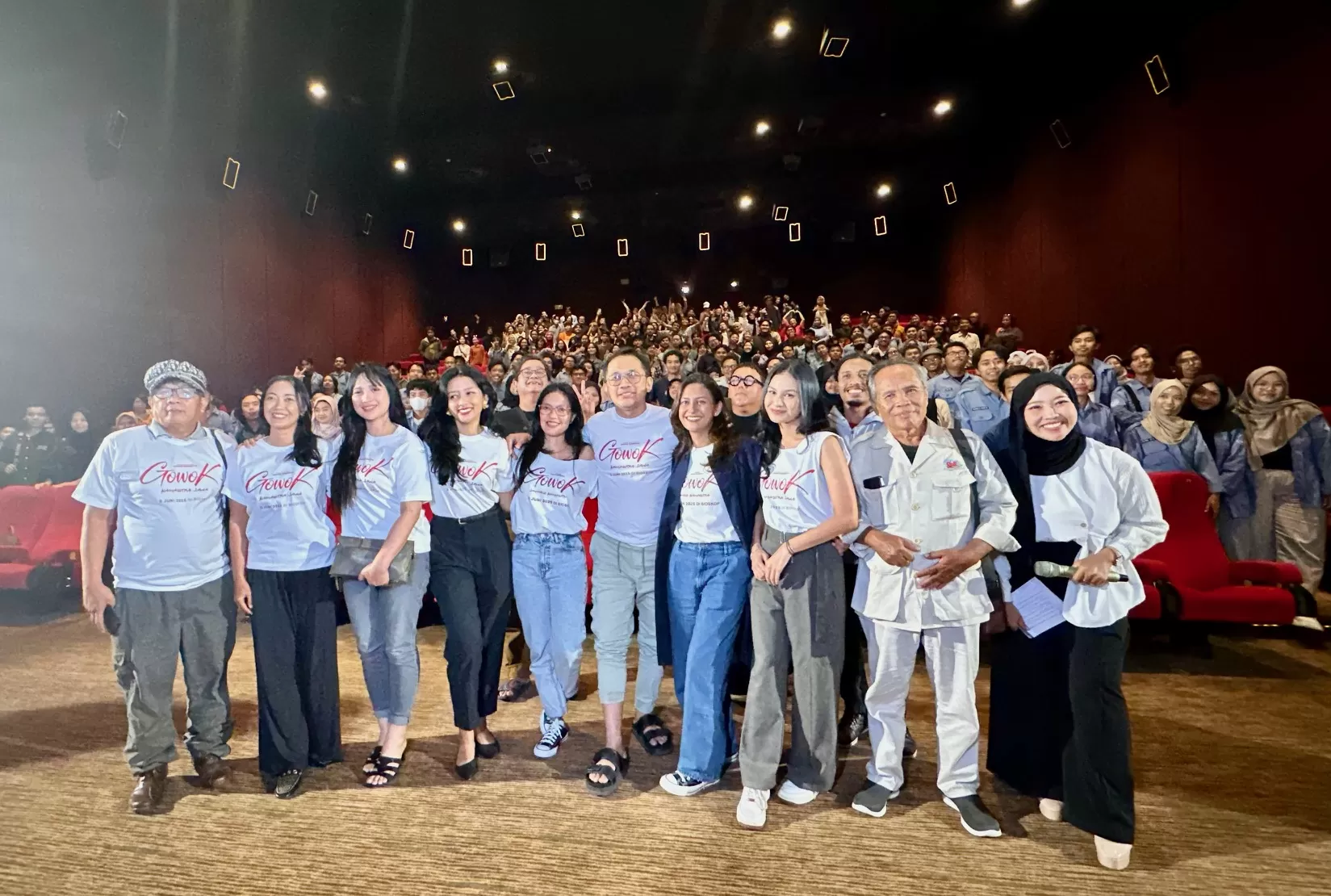 Sutradara dan cast Gowok Kamasutra Jawa berfoto bersama penonton Jogja (Harminanto)