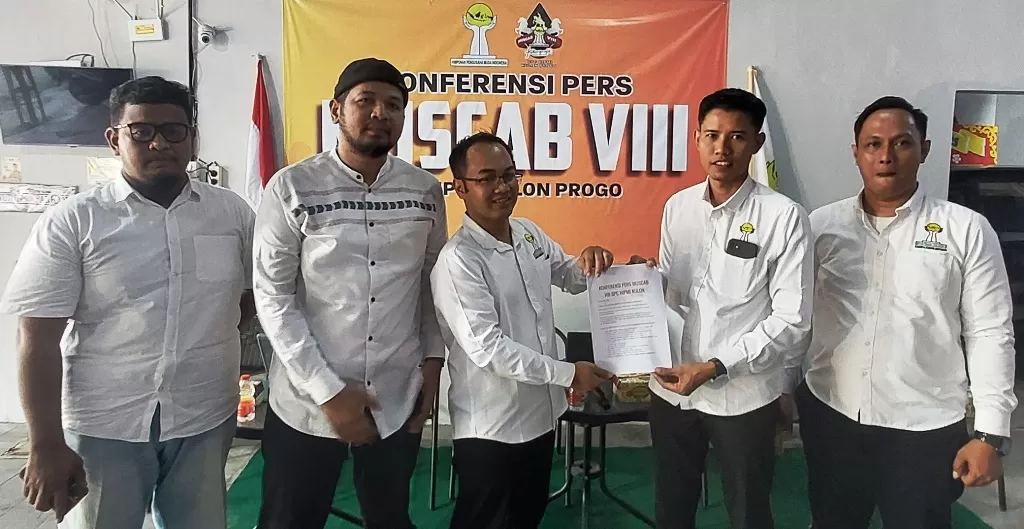 Ketua dan anggota SC & OC Muscab ke VIII BPC HIPMI Kulonprogo saat jumper pers, Senin (2/6).  (Asrul Sani)
