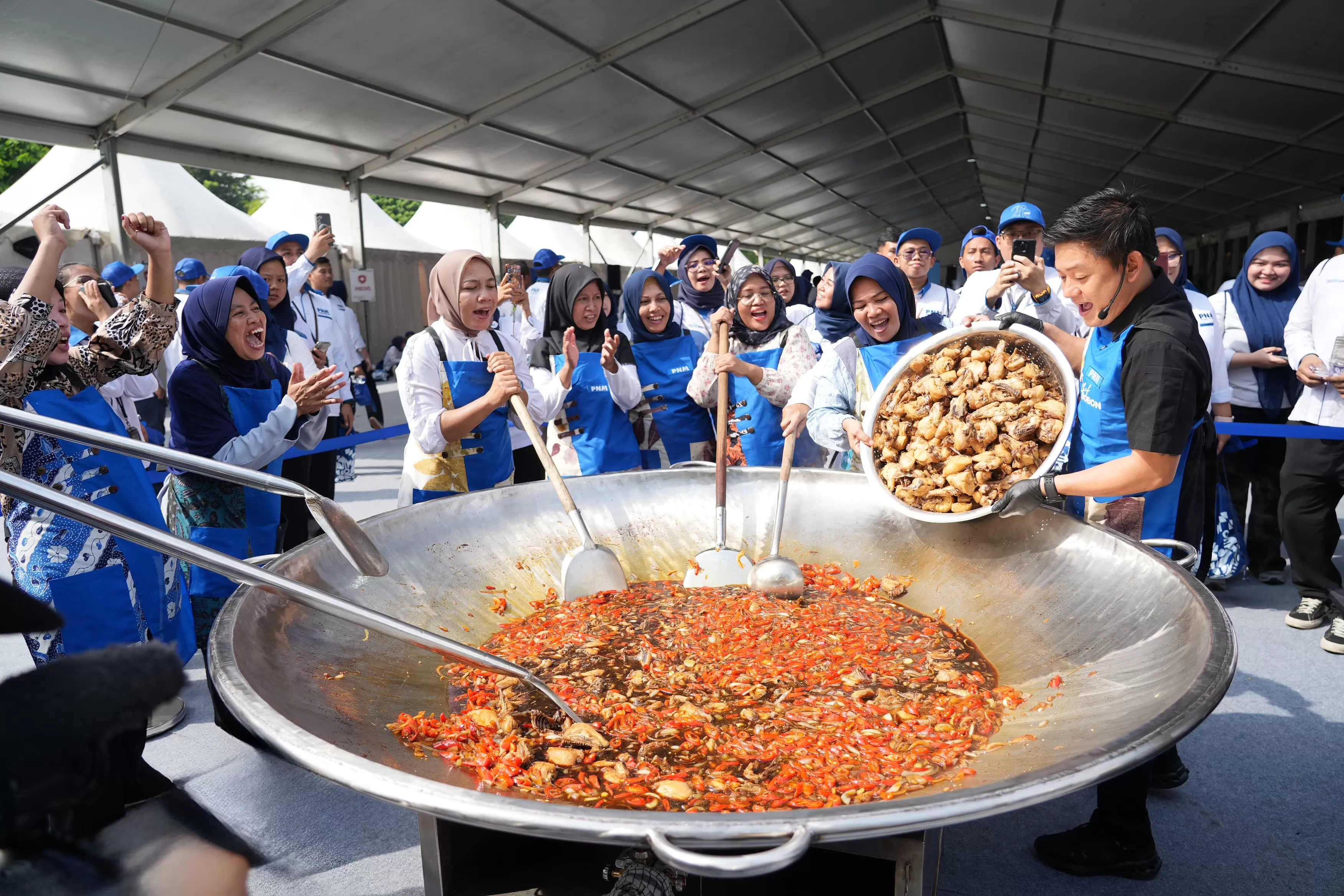 PNM menggelar aksi berbagi makanan dengan food vlogger fenomenal, Bobon Santoso.  (Istimewa)