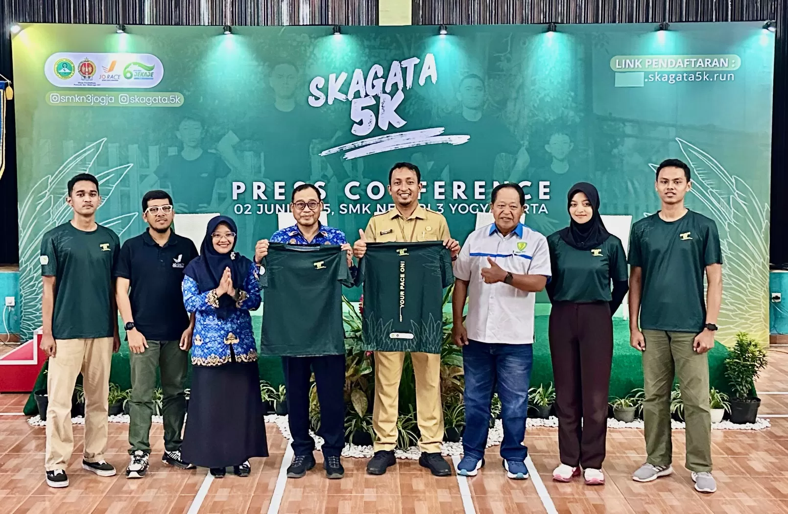   Penyelenggara Skagata 5K saat berfoto untuk media (Harminanto)