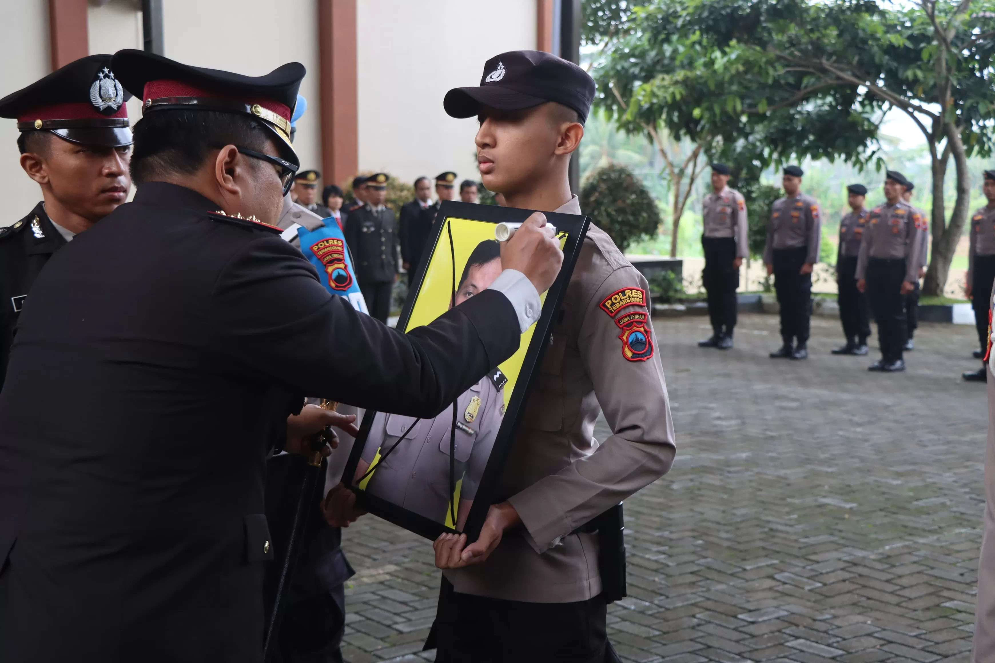 &ldquo;Bekerjalah dengan ikhlas, jauhi pelanggaran. Apa yang kita lakukan dalam melindungi, mengayomi, dan melayani masyarakat adalah ibadah yang kelak menolong kita di akhirat,&rdquo; ujar AKBP Rully.