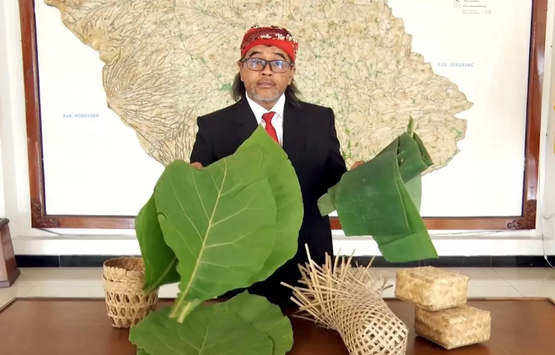 Bupati Temanggung Agus Setyawan memberikan contoh wadah daging kurban ramah lingkungan 