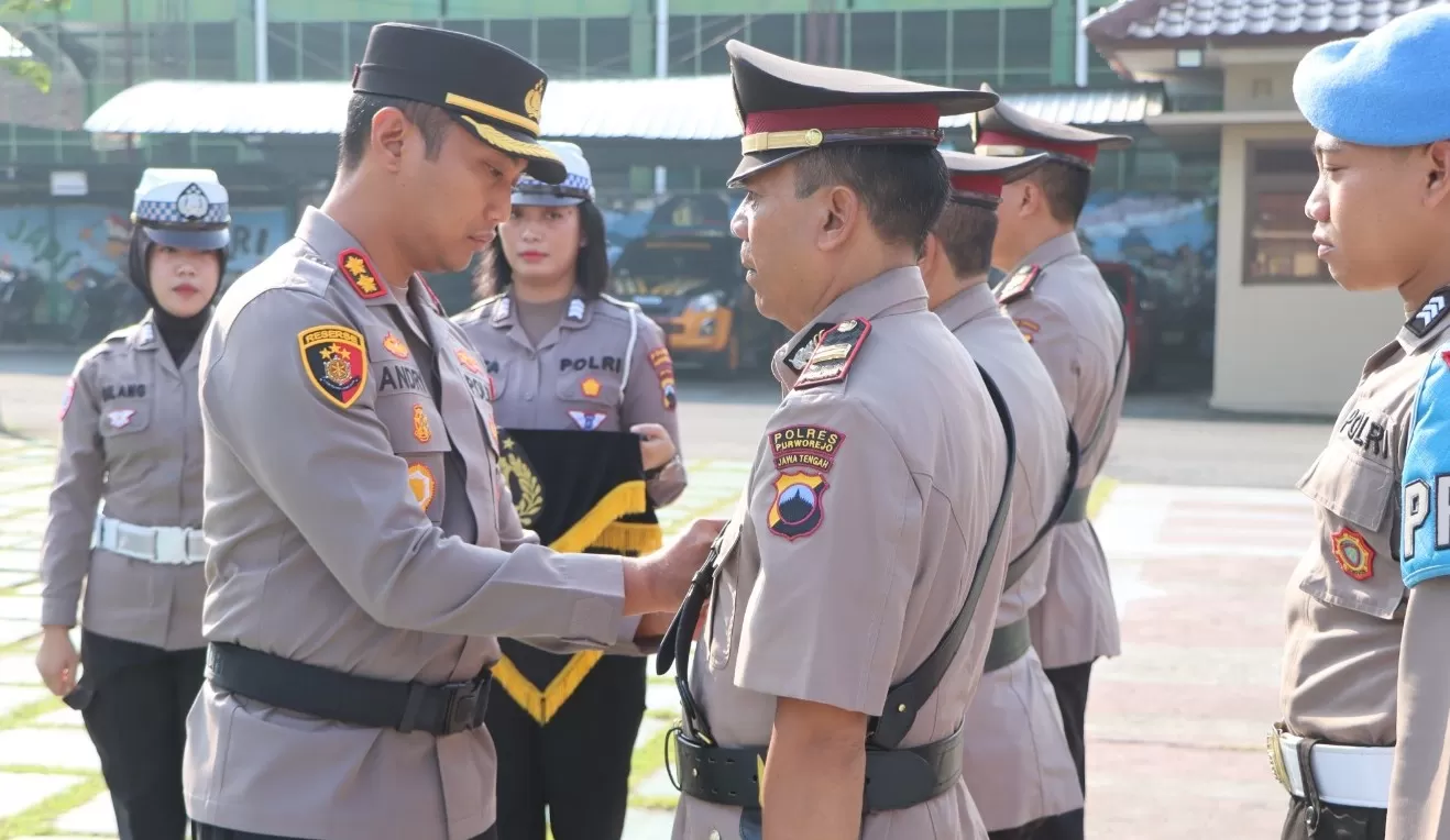 Kapolres Purworejo AKBP Andry Agustiano saat melantik tiga pejabat baru di Lingkungan Polres Purworejo.   (istimewa)