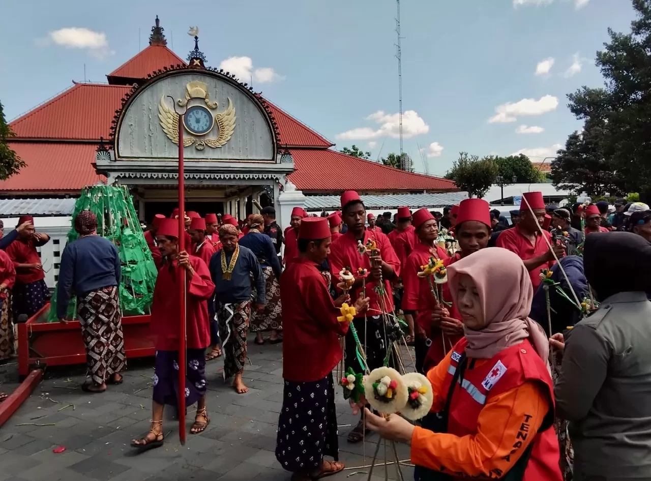 Pembagian gunungan di depan Masjid Gedhe Kraton Yogyakarta, Kauman