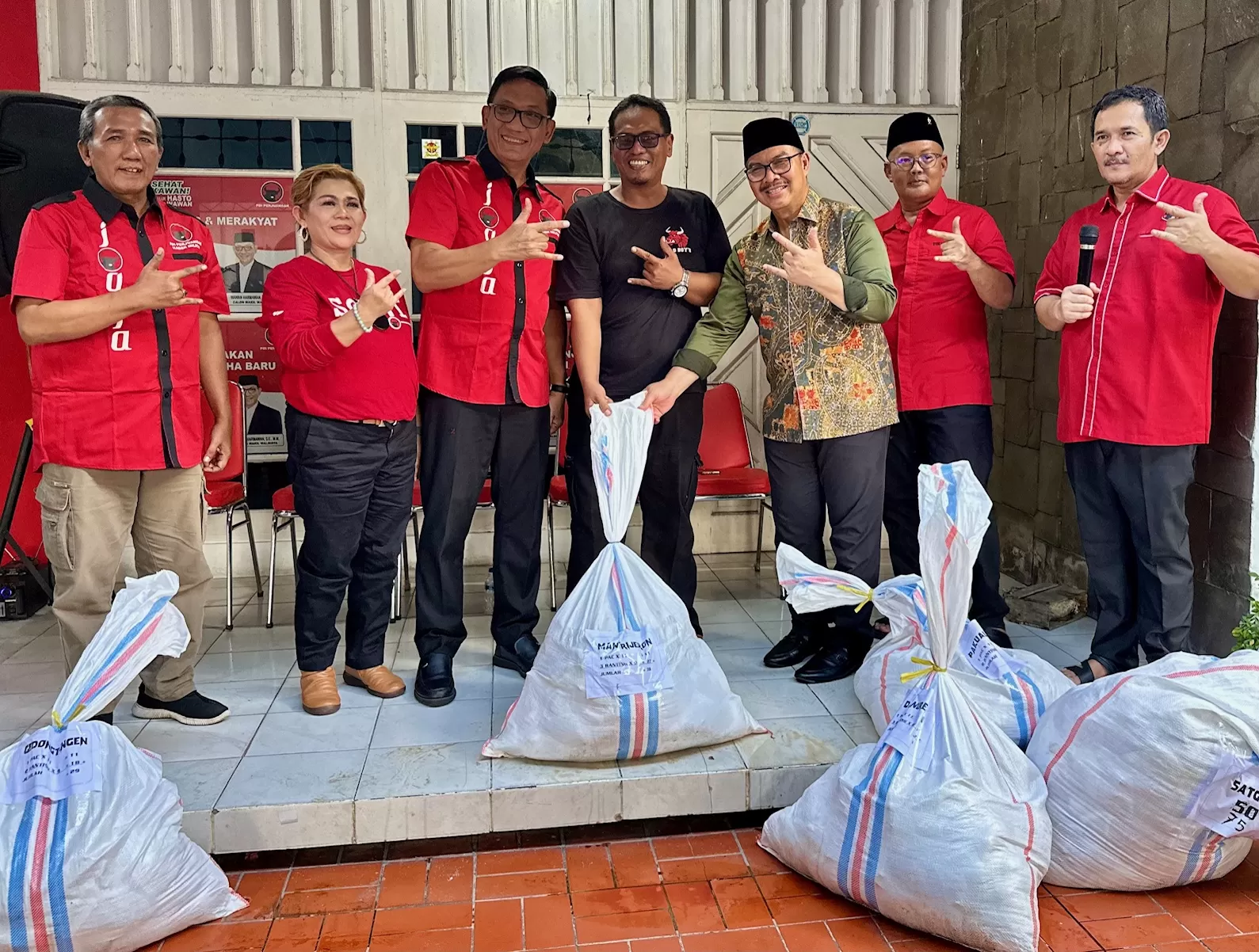 Penyerahan simbolis daging kurban untuk warga Kota Yogyakarta (Harminanto)