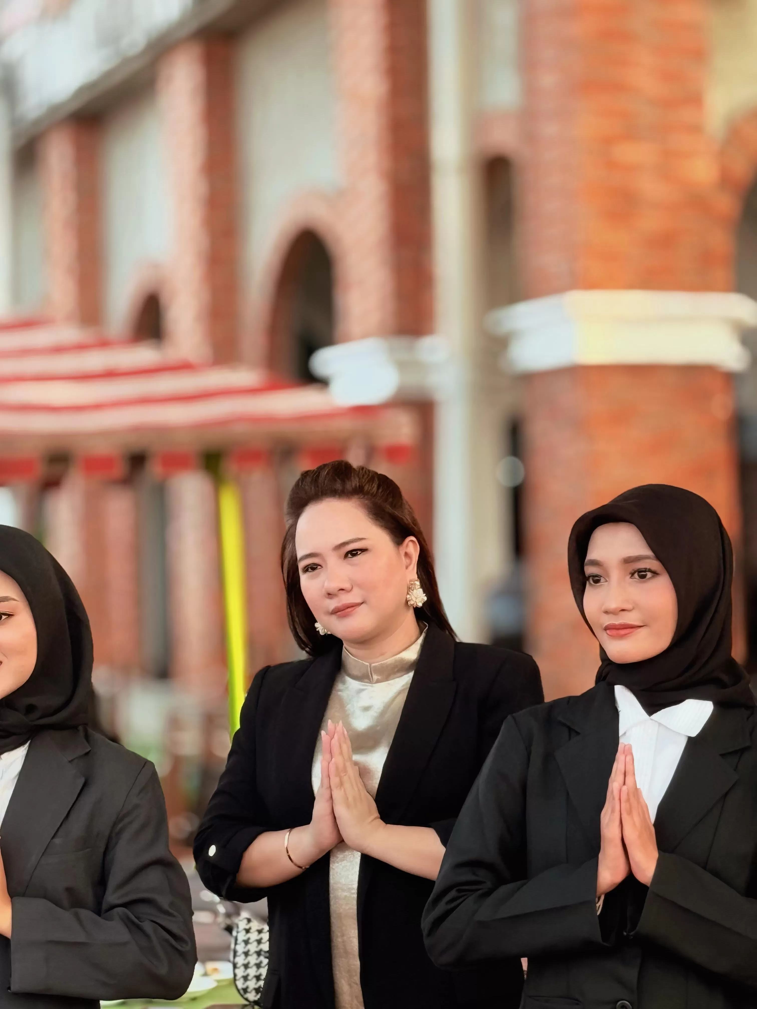 Elizabeth Runtu (tengah) pendiri 'Kawan Mekar' (Istimewa)