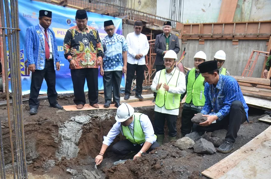 Walikota Magelang saat meletakkan batu pembangunan Masjid Jami' di SMP Mutual Kota Magelang.  (Thoha)