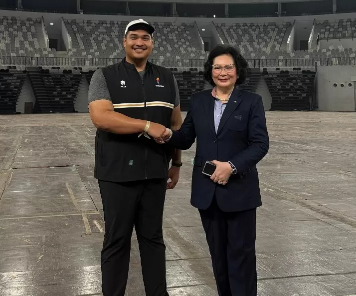 Dito Ariotedjo bersama Presiden Federasi Bulutangkis Dunia (BWF) Khunying Patama Leeswadtrakul saat meninjau Indonesia Arena di Jakarta, Minggu (8/6) 