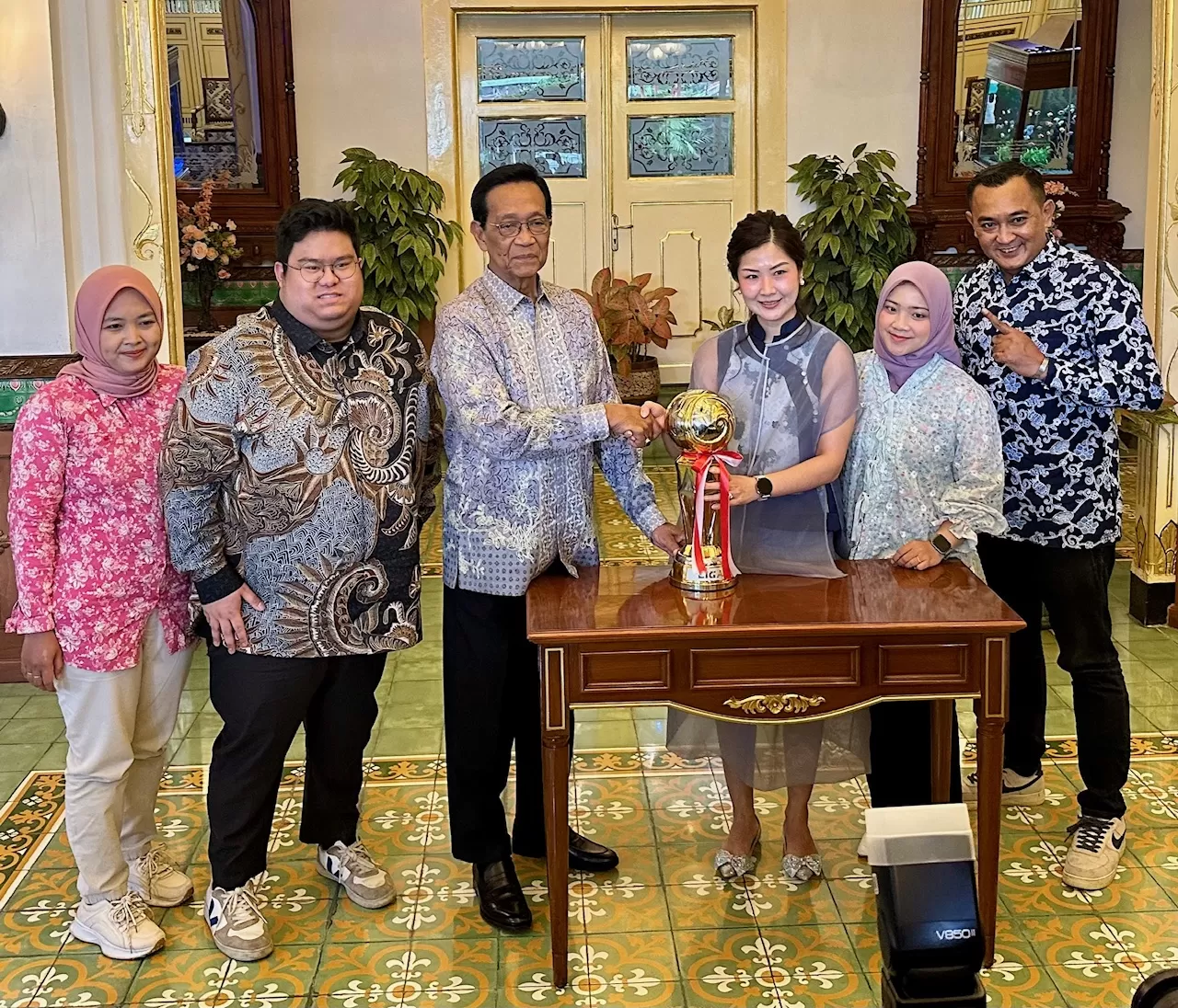 Manajemen PSIM memberikan piala Liga 2 bagi Sultan HB X. Sultan dalam kesempatan itu memberikan arahan agar PSIM menggunakan Stadion Maguwoharjo. (Harminanto)